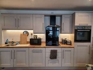 Private kitchen - Chic, modern, comfortable 2-bed apt directly opposite beach in town centre (Portrush)