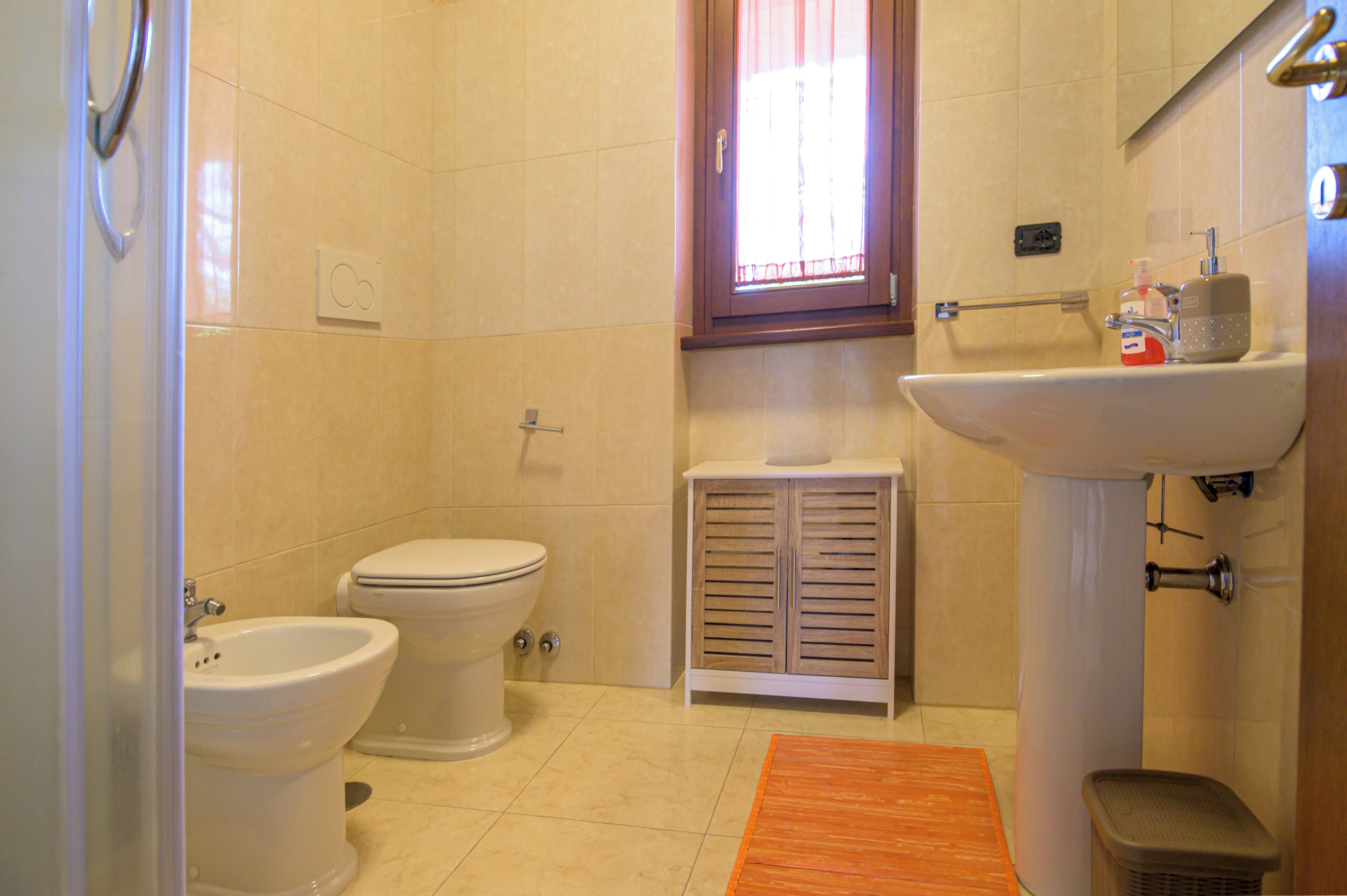Dusche, Haartrockner, Bidet, Handtücher