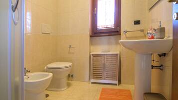 Dusche, Haartrockner, Bidet, Handtücher