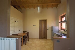 Private kitchen - B&B Villa of 80sqm for exclusive use surrounded by 1000sqm equipped garden (Carbognano)