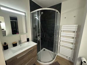 Dusche, Handtücher, Toilettenpapier