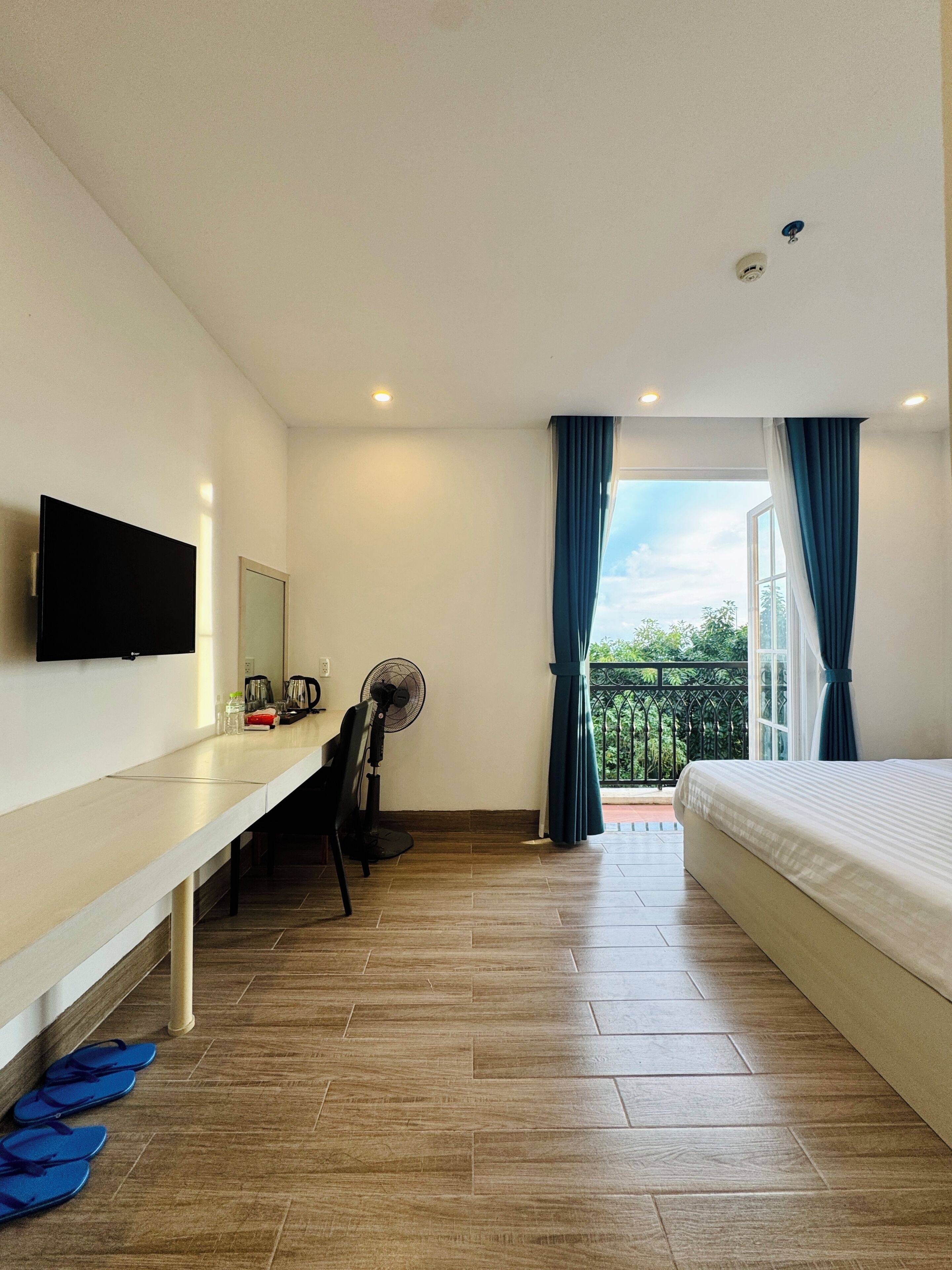 Junior Room, Balcony | Desk, laptop workspace, free WiFi, bed sheets