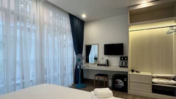 Family Room, Balcony, Courtyard View | Desk, free WiFi, bed sheets
