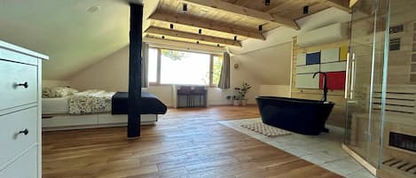 2 bedrooms, desk, iron/ironing board, WiFi