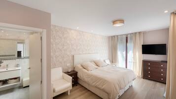 Tabla de planchar con plancha, wifi, ropa de cama