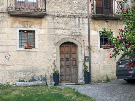 外観. The Little House is not just housing, it is history! In the center of the village