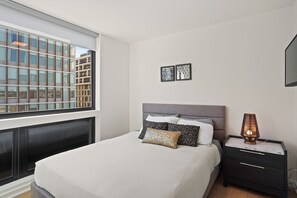 2 bedrooms, iron/ironing board, WiFi, bed sheets - The Monroe 6: Elegant Penthouse Heart of Downtown DC (Washington)