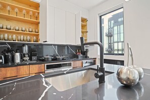 Private kitchen - The Monroe 6: Elegant Penthouse Heart of Downtown DC (Washington)