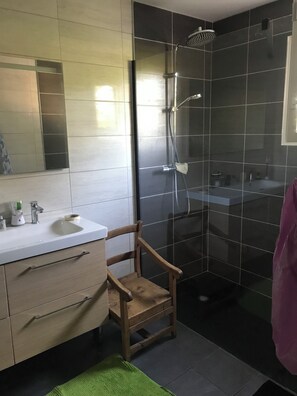 Shower, hair dryer, towels, soap - Villa at the foot of a picturesque Vivarais village (Toulaud)