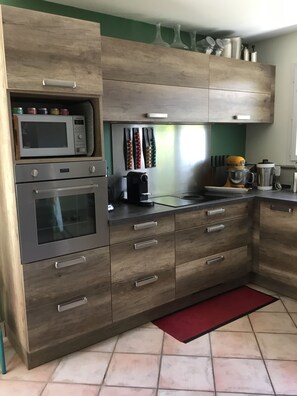Private kitchen - Vrbo Property (Toulaud)