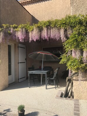 Outdoor dining - Villa at the foot of a picturesque Vivarais village (Toulaud)