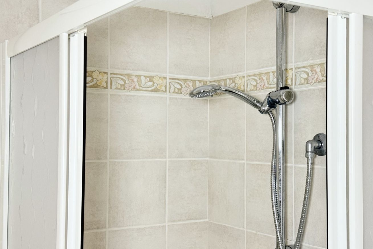 Shower, bidet, towels
