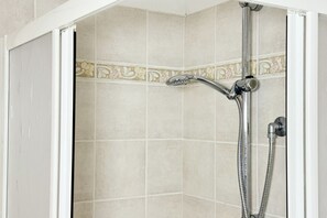 Shower, bidet, towels