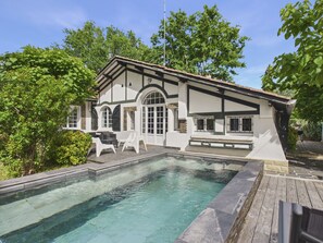 A house with a swimming pool, outdoor furniture, and a garden. - 250 m from the lake, house for 6 adults / 2 children (Andernos-les-Bains)