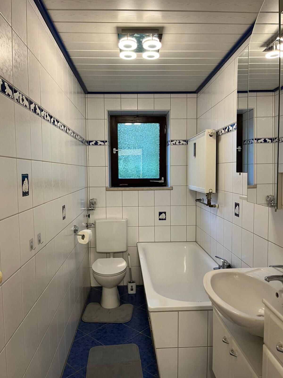 Haartrockner, Handtücher, Seife, Toilettenpapier