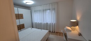 Desk, iron/ironing board, free WiFi, bed sheets - Vrbo Property (Schwabmünchen)
