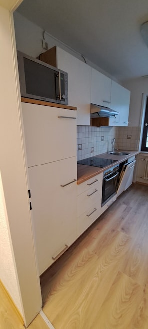 Fridge, microwave, oven, stovetop - Vrbo Property (Schwabmünchen)