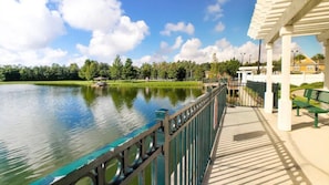 Eine Uferpromenade mit einer Brücke, Bänken und einem Pavillon.