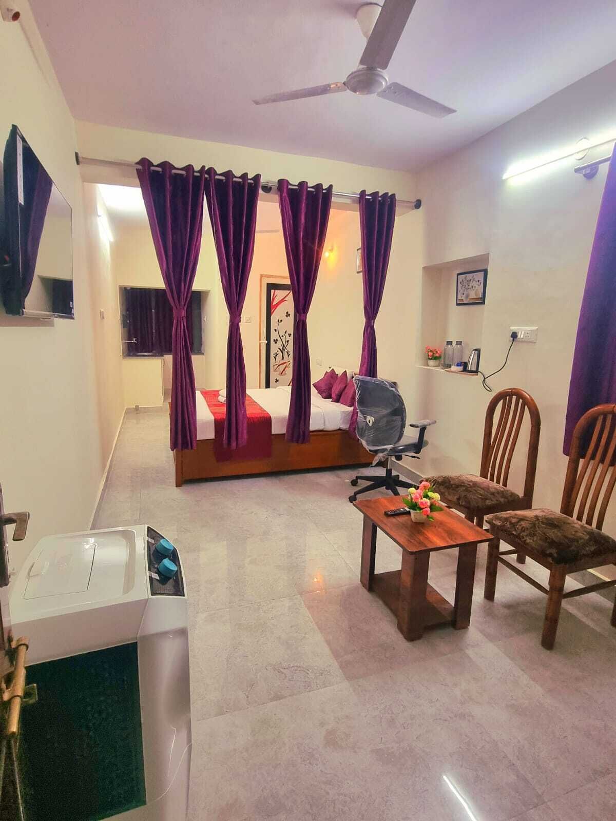 Desk, laptop workspace, iron/ironing board, free WiFi