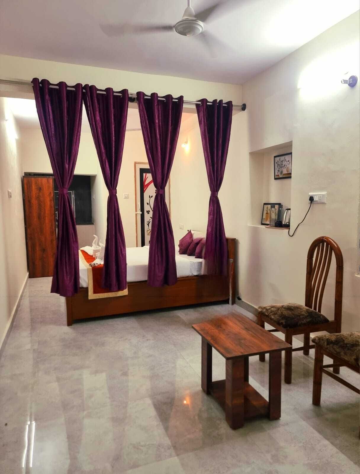 Desk, laptop workspace, iron/ironing board, free WiFi