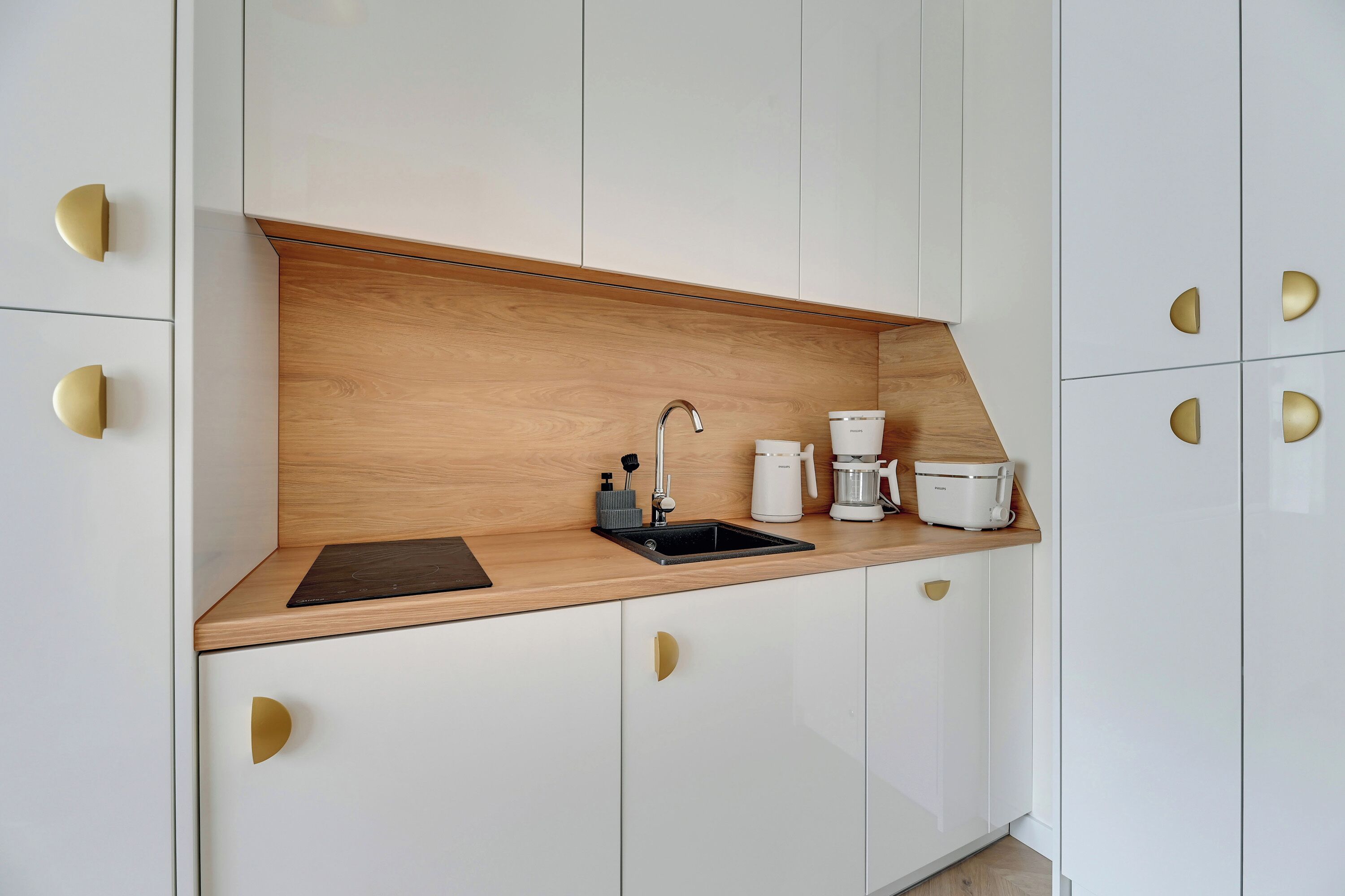 Comfort Studio Suite, Kitchenette | Private kitchen | Coffee/tea maker, electric kettle, highchair, dining tables