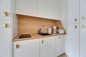 Suíte estúdio conforto, cozinha americana | Cozinha privada | Cafeteira/chaleira, chaleira elétrica, cadeirão de bebê, mesas de jantar