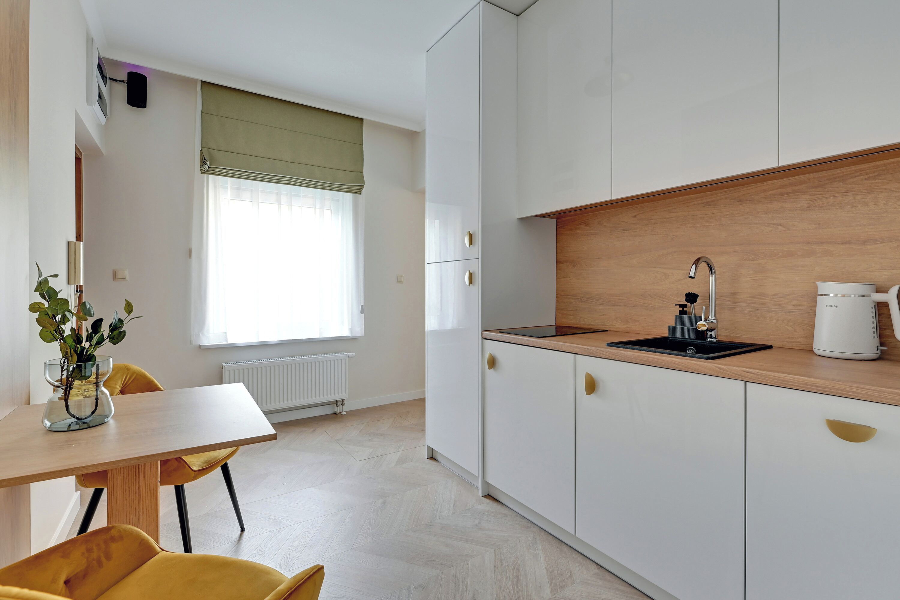 Comfort Studio Suite, Kitchenette | Private kitchen | Coffee/tea maker, electric kettle, high chair, dining tables
