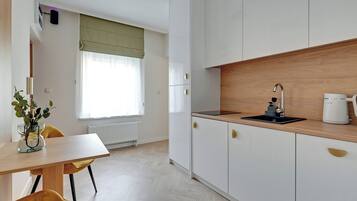 Comfort Studio Suite, Kitchenette | Private kitchen | Coffee/tea maker, electric kettle, high chair, dining tables