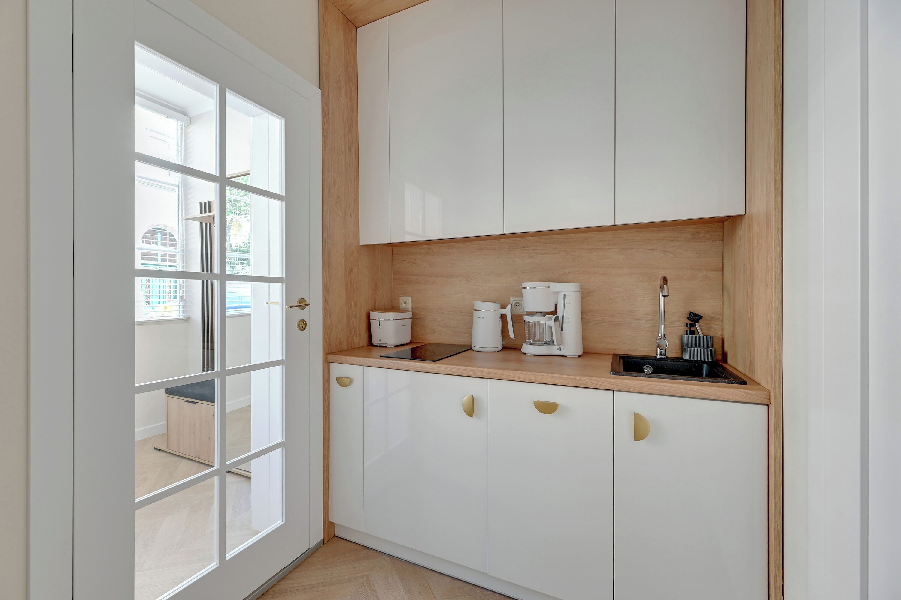 Comfort Apartment, Non Smoking, Kitchenette | Private kitchen | Coffee/tea maker, electric kettle, high chair, dining tables