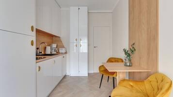 Studio Suite tiện nghi đơn giản, bếp nhỏ | Nội thất