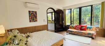Cozy Haven Nest – Sunlit Glass & Green Views