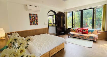Cozy Haven Nest – Sunlit Glass & Green Views