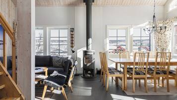 Apartment, 5 Bedrooms, Pets Not Allowed, Mountain View | Living area
