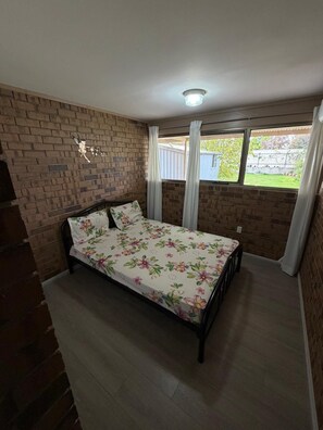 3 bedrooms, bed sheets - Fully Furnished 3 bedroom house (Pennington)