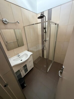 Shower, bidet, towels, soap - Fully Furnished 3 bedroom house (Pennington)