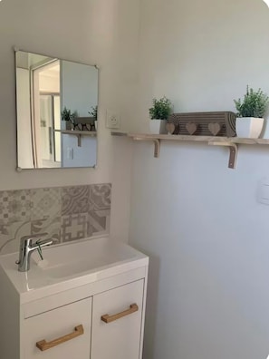 Secadora de cabello, toallas, jabón, papel de baño