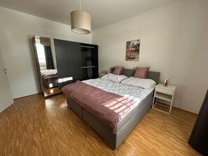 Desk, iron/ironing board, WiFi, bed sheets