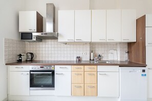 Réfrigérateur, four, cafetière/bouilloire, grille-pain