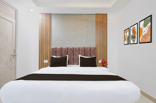 Classic Townhouse Geeta Nagar Metro
