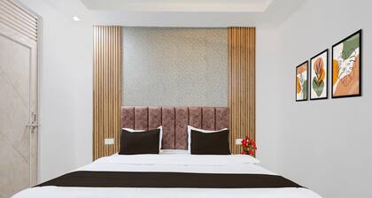 Classic Townhouse Geeta Nagar Metro