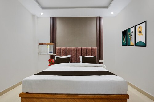 Classic Townhouse Geeta Nagar Metro