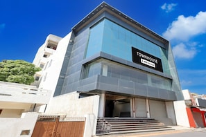 Un edificio moderno con un letrero que dice 'TOWNHOUSE' y 'Oyo-Serviced'.