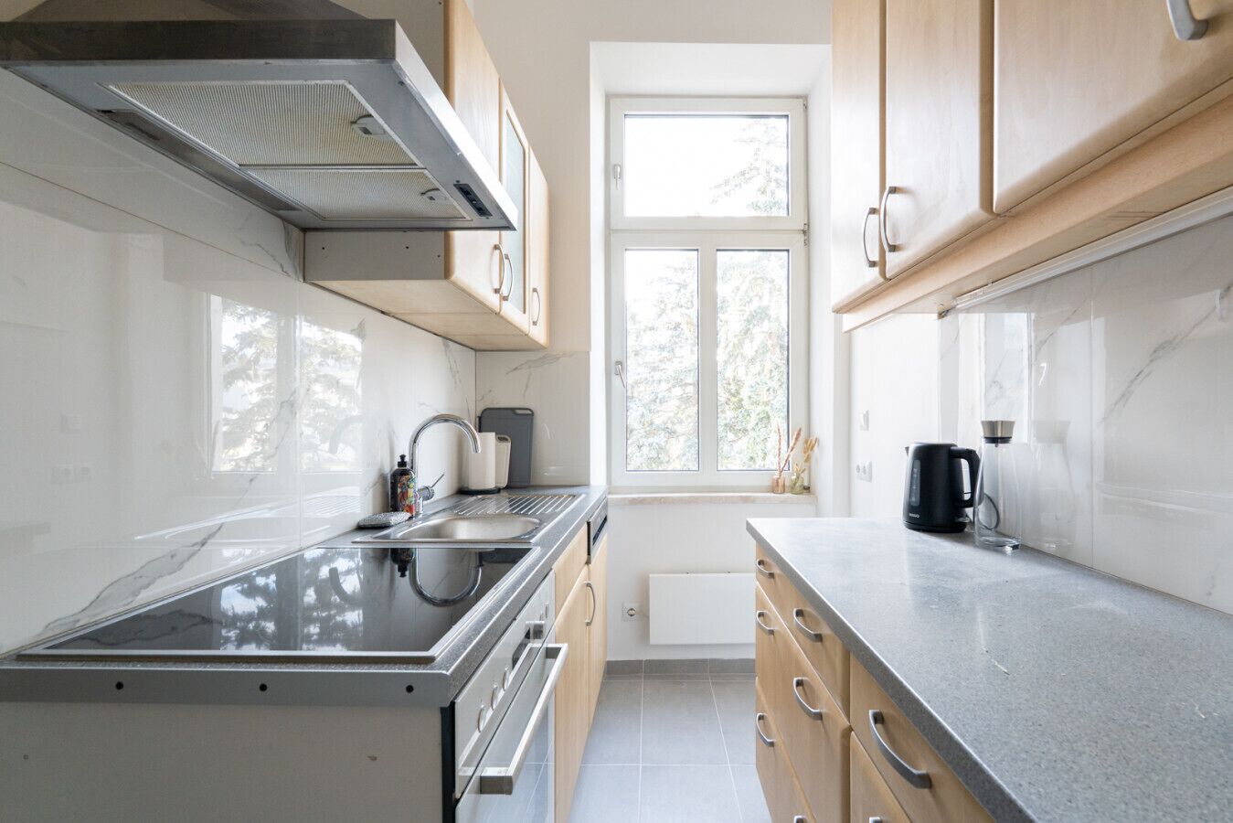 Kühlschrank, Herdplatte, Wasserkocher mit Kaffee-/Teezubehör, Toaster