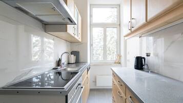Kühlschrank, Herdplatte, Wasserkocher mit Kaffee-/Teezubehör, Toaster