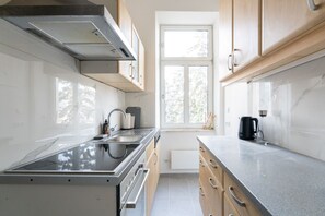 Fridge, stovetop, coffee/tea maker, toaster - Faraway Homes Studio Klosterneuburg #7 (Klosterneuburg)