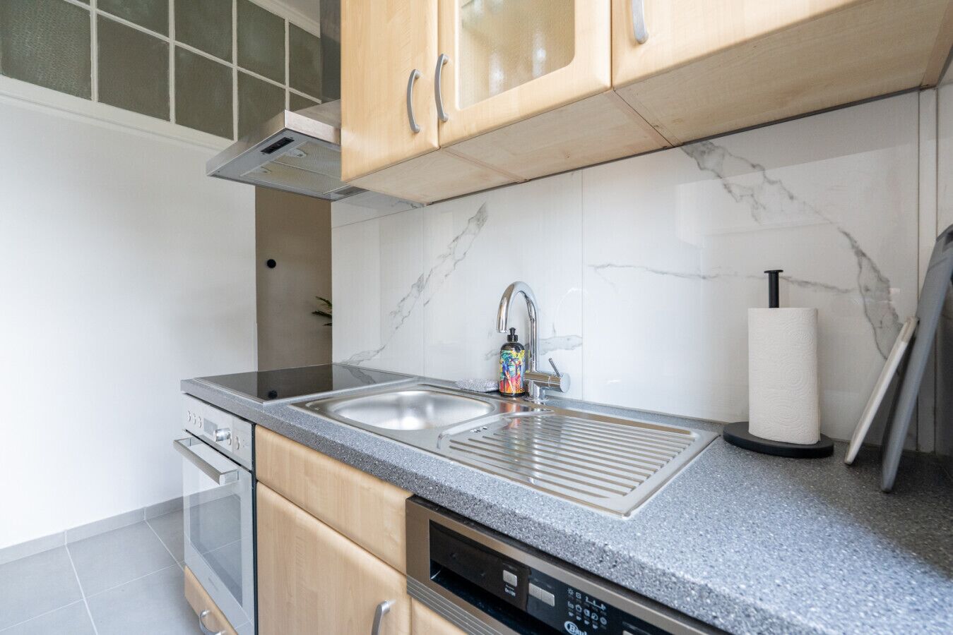Kühlschrank, Herdplatte, Wasserkocher mit Kaffee-/Teezubehör, Toaster