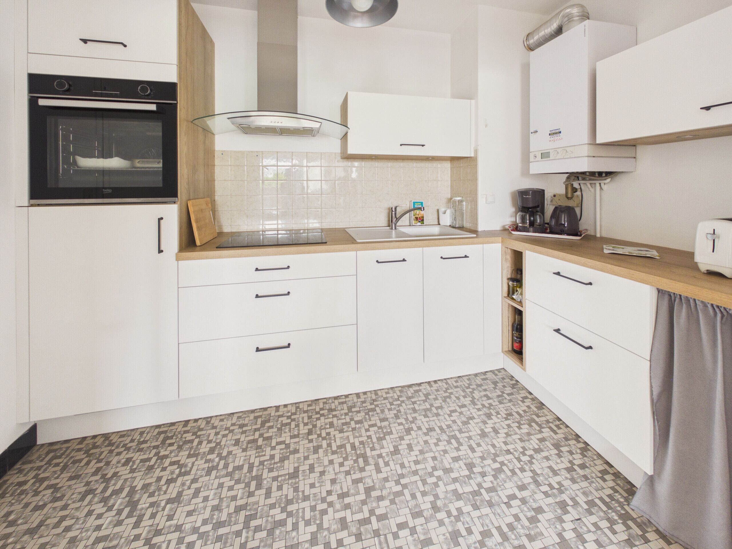 Fridge, microwave, oven, coffee/tea maker