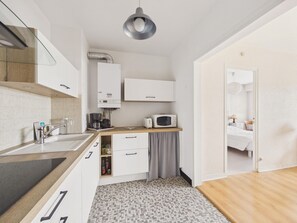 Wasserkocher mit Kaffee-/Teezubehör, Kühlschrank, Mikrowelle, Ofen