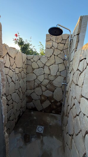 Haartrockner, Bidet, Handtücher, Seife