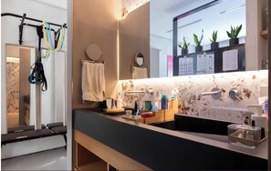 シャワー、ヘアドライヤー、ビデ、タオル